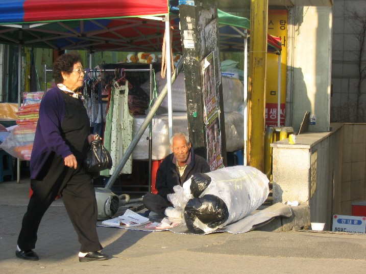 I took this out of Brian's car window, it came out quite nicely. I know the diviner looks destitute but there's not much money in fortune telling these days.